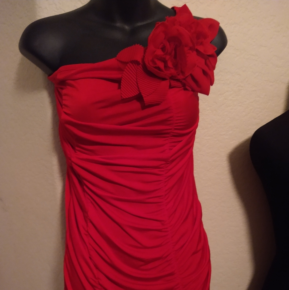 Red one off shoulder strap spandex dress